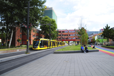 900283 Afbeelding van een tram van U-OV op de Padualaan te Utrecht. Op de achtergrond het Sjoerd Groenmangebouw ...